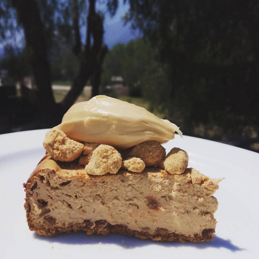 Cheessecake de dulce de leche de cabra, crumble de maní y manteca de maní